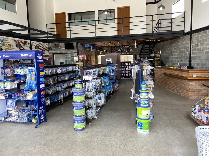Interior do Mareado, com corredores de materiais e balcão de atendimento